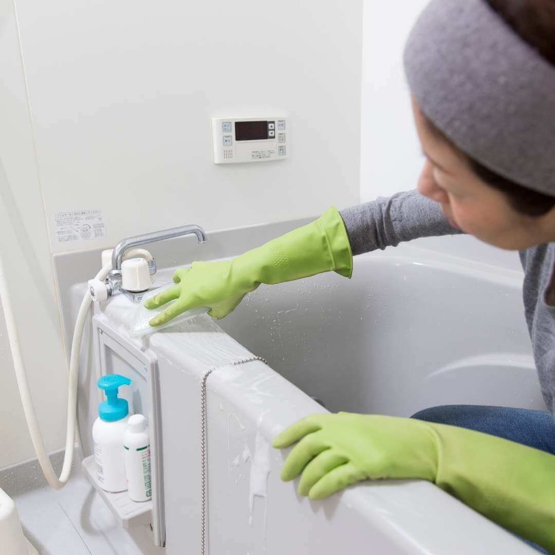 women_cleaning_bathtub.jpeg