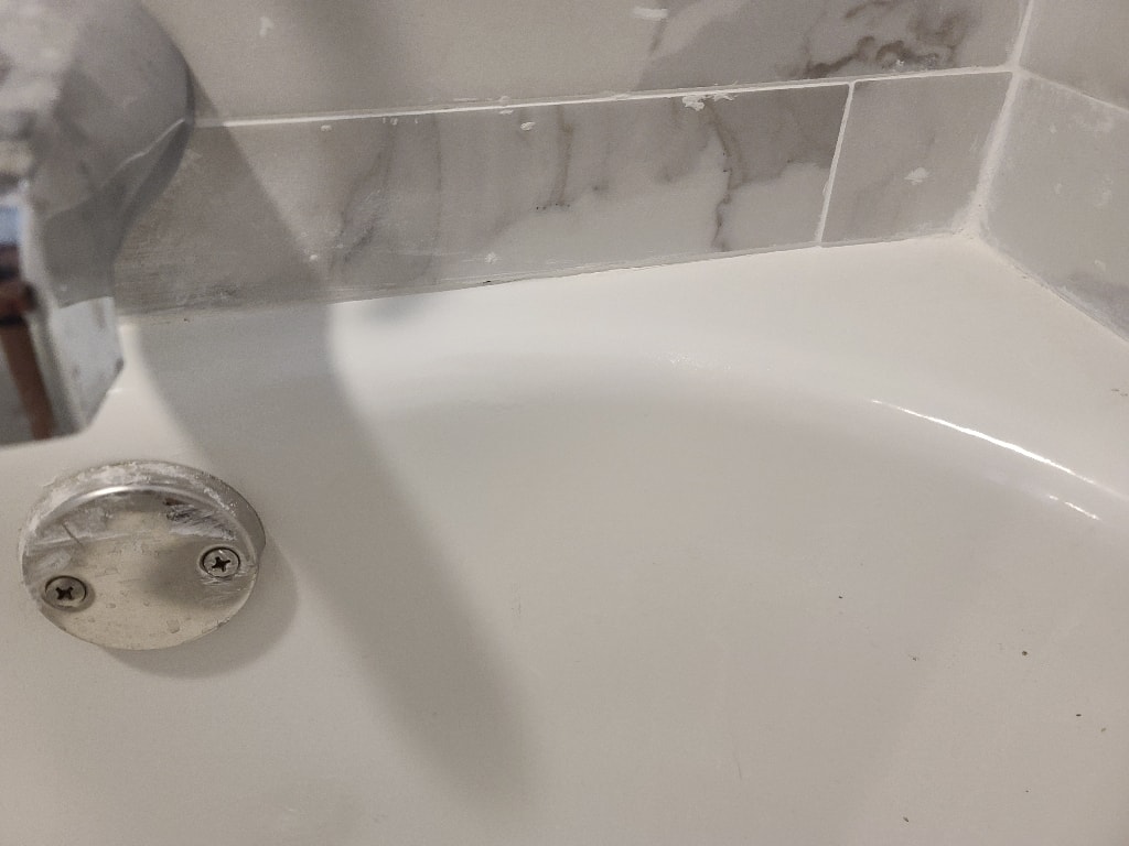 cracked_bathtub_leaking.jpeg
